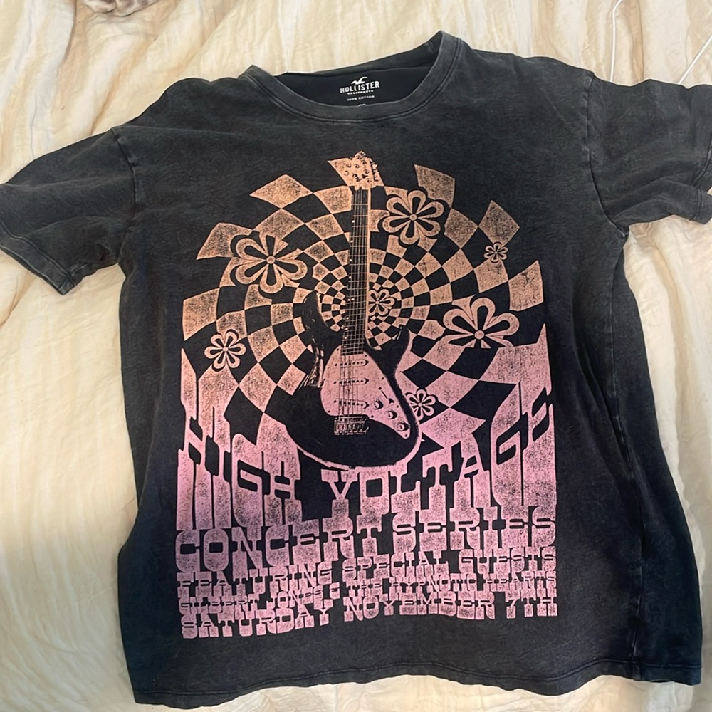 Hollister graphic tee